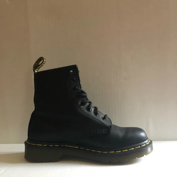 Women’s pre-loved - Dr. Martens - 1460 Greasy Leather lace-up boots. Size 6 - Picture 5 of 16